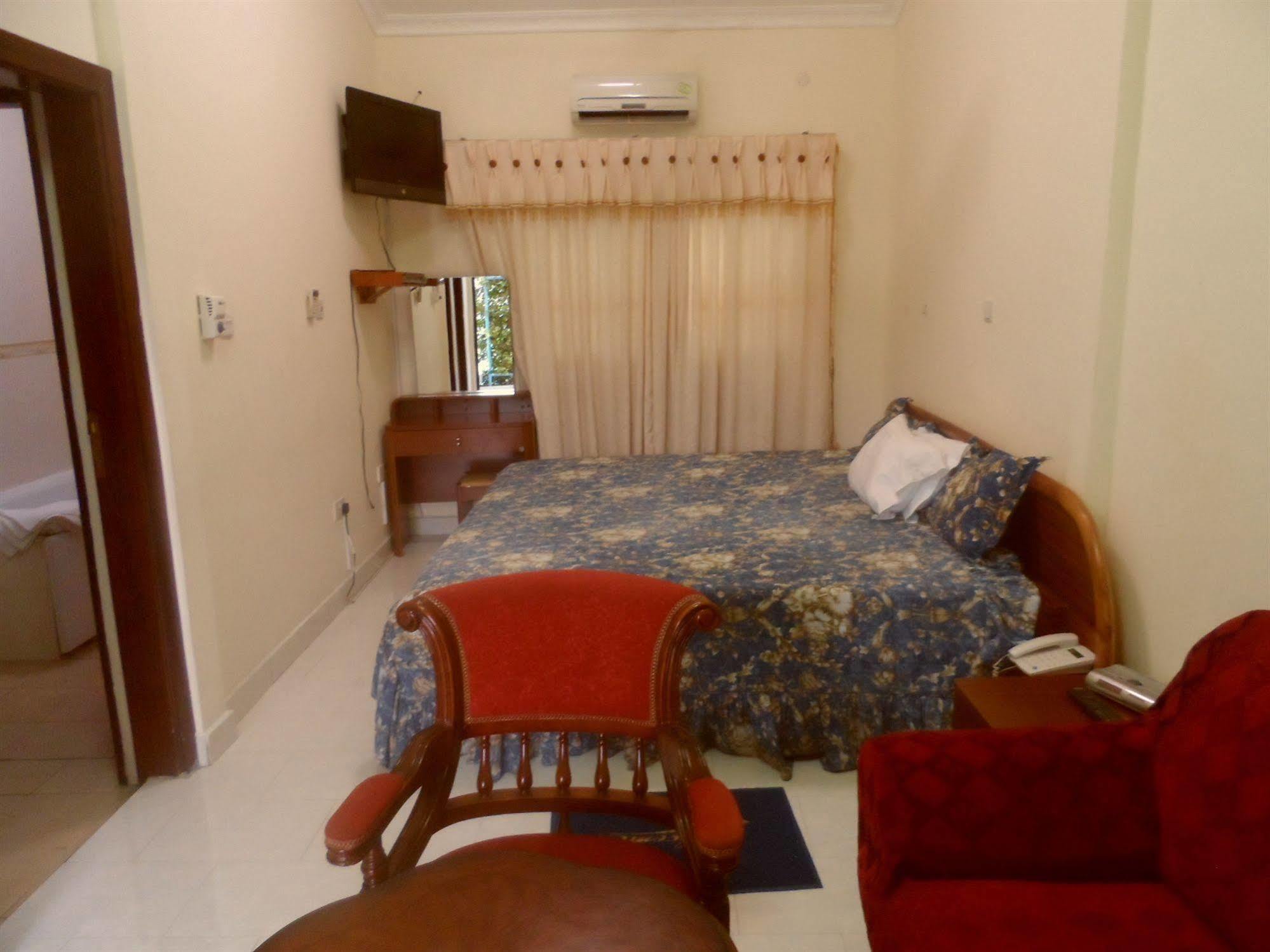 De Holiday Beach Hotel Kokrobite Dış mekan fotoğraf