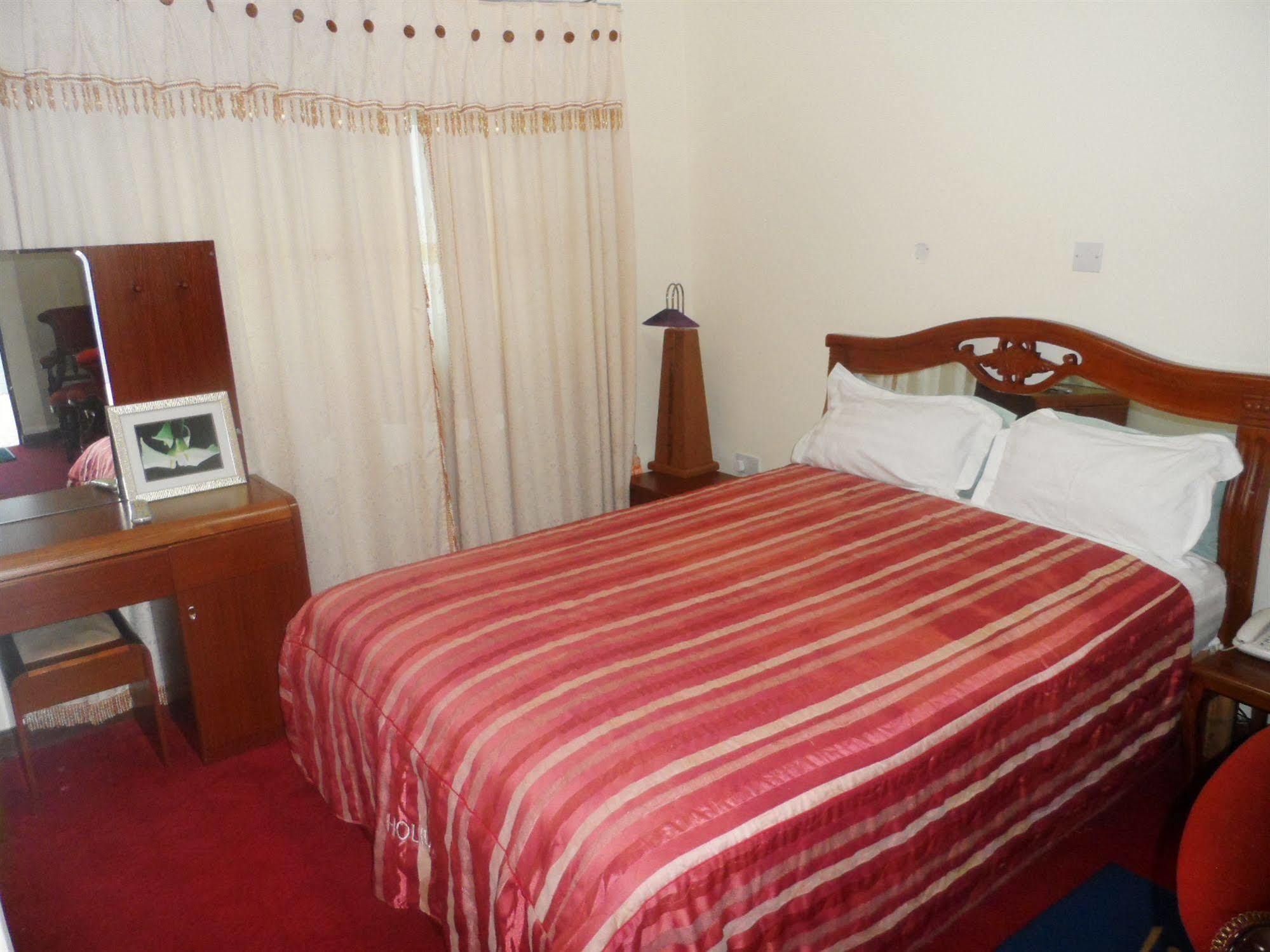 De Holiday Beach Hotel Kokrobite Dış mekan fotoğraf