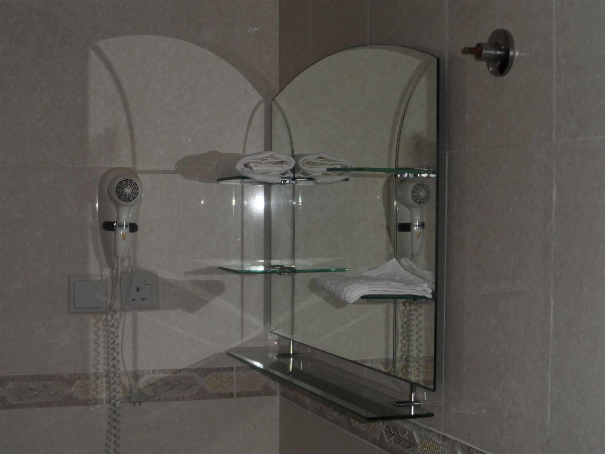 De Holiday Beach Hotel Kokrobite Dış mekan fotoğraf