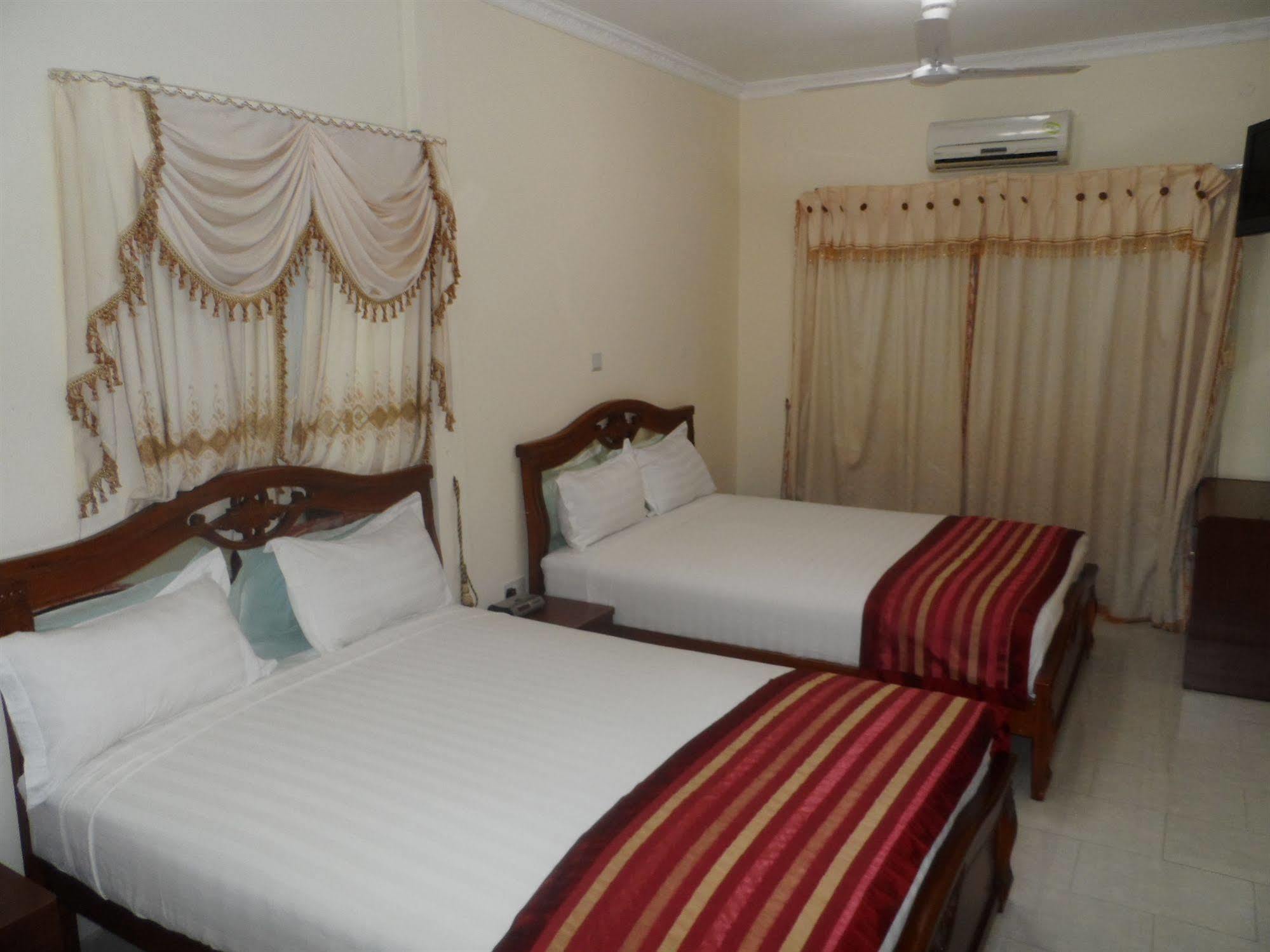 De Holiday Beach Hotel Kokrobite Dış mekan fotoğraf