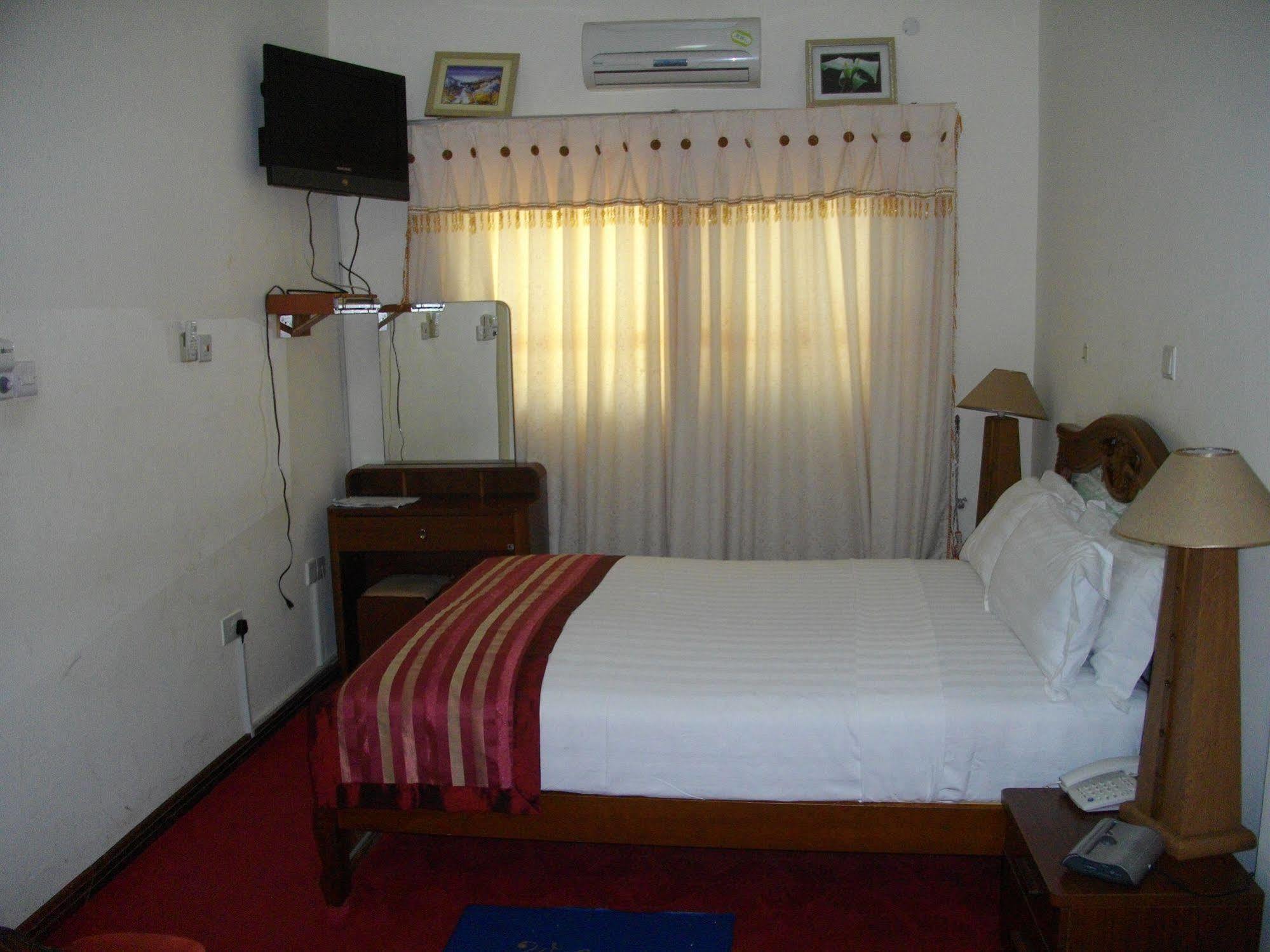 De Holiday Beach Hotel Kokrobite Dış mekan fotoğraf
