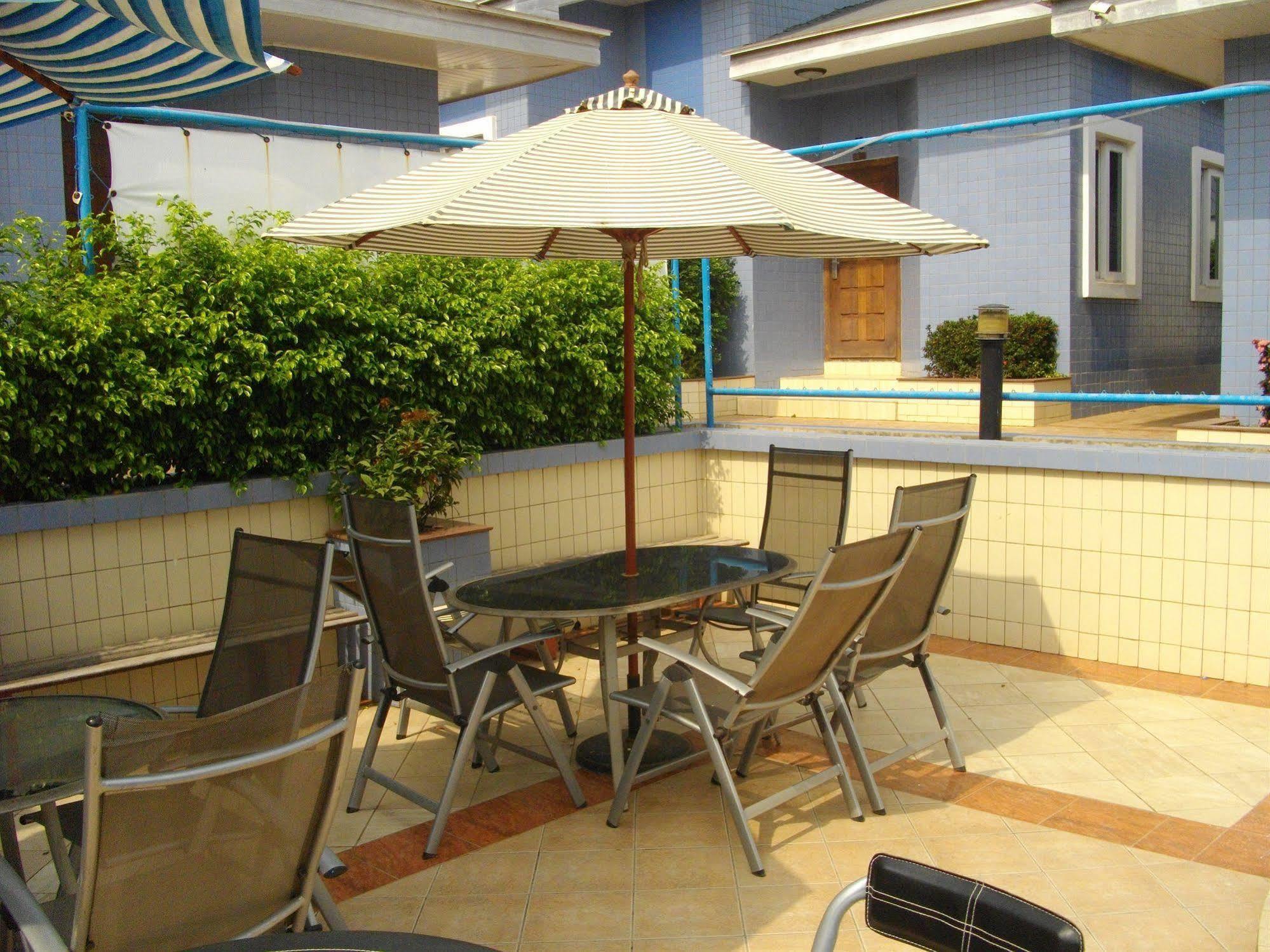 De Holiday Beach Hotel Kokrobite Dış mekan fotoğraf